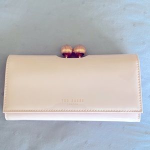 💎💎Beautiful Ted Baker light pink patent leather wallet💎💎